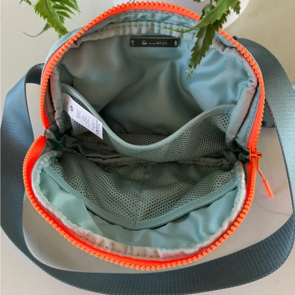 🌟Lululemon Everywhere Belt Bag ~ 1L - Picture 3 of 7